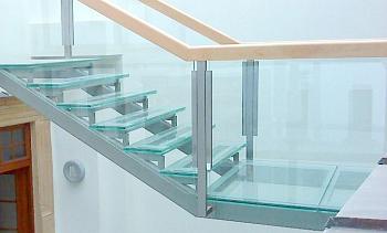 Стеклянные ступени и стеклянная площадка на лестнице в Красноярске. Готовые проекты ПерилаГлавСнаб