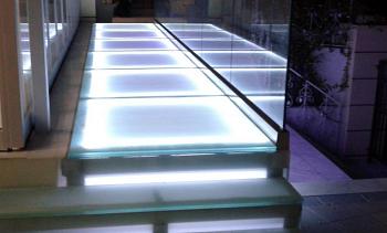 Стеклянный подиум со ступенями с подсветкой в Красноярске. Готовые проекты ПерилаГлавСнаб