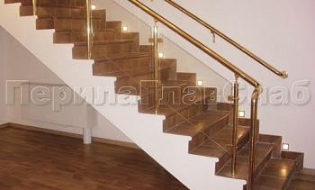Ограждение лестницы с прозрачным стеклом, стойками и поручнем из латуни в Красноярске. Готовые проекты ПерилаГлавСнаб
