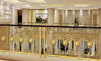 Латунные перила под золото в Красноярске. Готовые проекты ПерилаГлавСнаб