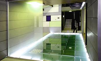 Подсветка стеклянного пола в гостинице в Красноярске. Готовые проекты ПерилаГлавСнаб