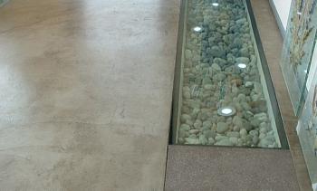 Стеклянный пол в квартиру с декоративной композицией в Красноярске. Готовые проекты ПерилаГлавСнаб