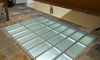 Стеклянный пол в квартиру с подсветкой в Красноярске. Готовые проекты ПерилаГлавСнаб