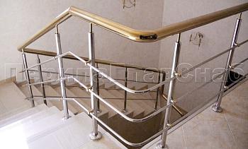 Лестничное ограждение с тремя ригелями и поручнем из латуни в Красноярске. Готовые проекты ПерилаГлавСнаб