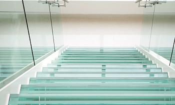 Стеклянные ступени на косоурной лестнице в доме в Красноярске. Готовые проекты ПерилаГлавСнаб