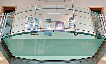 Стеклянный пол на внутреннем выступе атриума в Красноярске. Готовые проекты ПерилаГлавСнаб