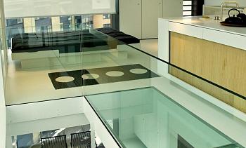 Стеклянные полы на кухне в Красноярске. Готовые проекты ПерилаГлавСнаб