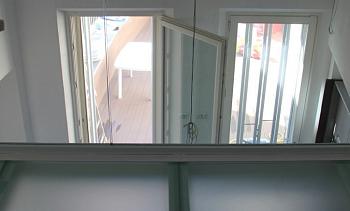 Стеклянное перекрытие из матового стекла на внутреннем балконе в Красноярске. Готовые проекты ПерилаГлавСнаб