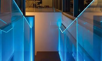 Ограждения лестниц на несущем стекле с подсветкой в Красноярске. Готовые проекты ПерилаГлавСнаб