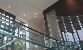 Стеклянные полы на площадке маршевой лестницы в Красноярске. Готовые проекты ПерилаГлавСнаб