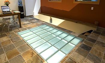 Подсветка стеклянного пола в доме в Красноярске. Готовые проекты ПерилаГлавСнаб