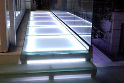 Стеклянные полы и подиумы в Красноярске. Готовые проекты ПерилаГлавСнаб - фото 1