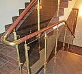 Ограждение лестницы со стеклом, тонированным в массе, стойки и завязки поручня из латуни в Красноярске. Готовые проекты ПерилаГлавСнаб - фото 1