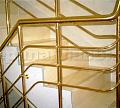 Лестничное ограждение с тремя ригелями и поручнем из латуни в Красноярске. Готовые проекты ПерилаГлавСнаб - фото 2