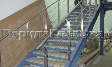 Ограждение с нестандартными нержавеющими стойками и ригельным заполнением купить в Красноярске