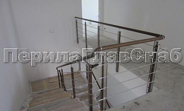 Ограждение с деревянным поручнем и стойками с деревянными вставками, с ригелями купить в Красноярске